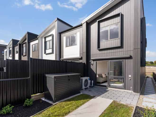 8/4 Limestone Drive, Hobsonville