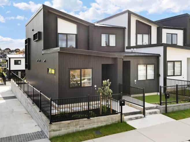 8/4 Limestone Drive, Hobsonville