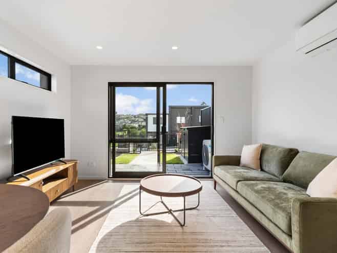 8/4 Limestone Drive, Hobsonville