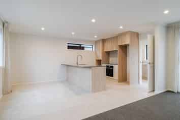 4 Fordyce Court, West End