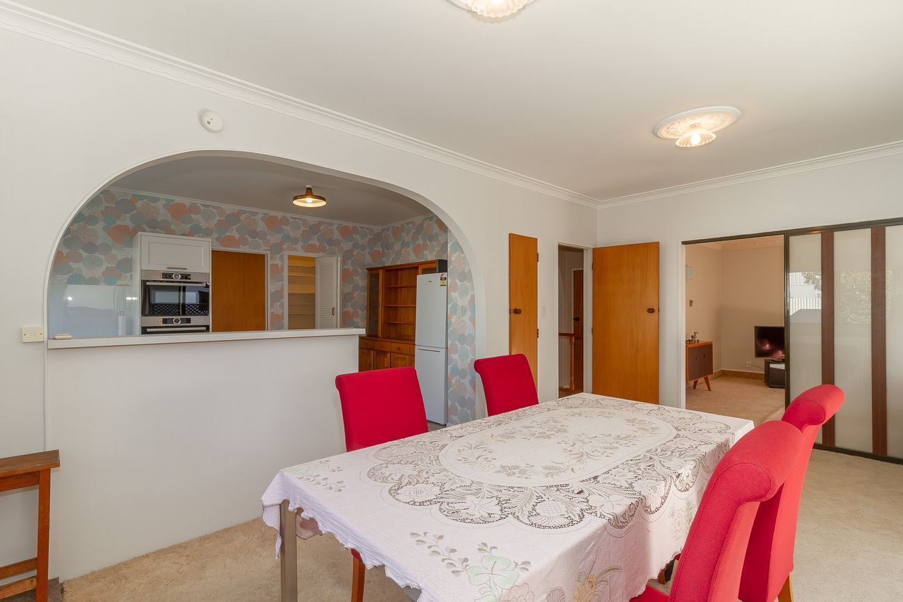 Estate Sale - Big Home, Prime EIT Location - Więcej