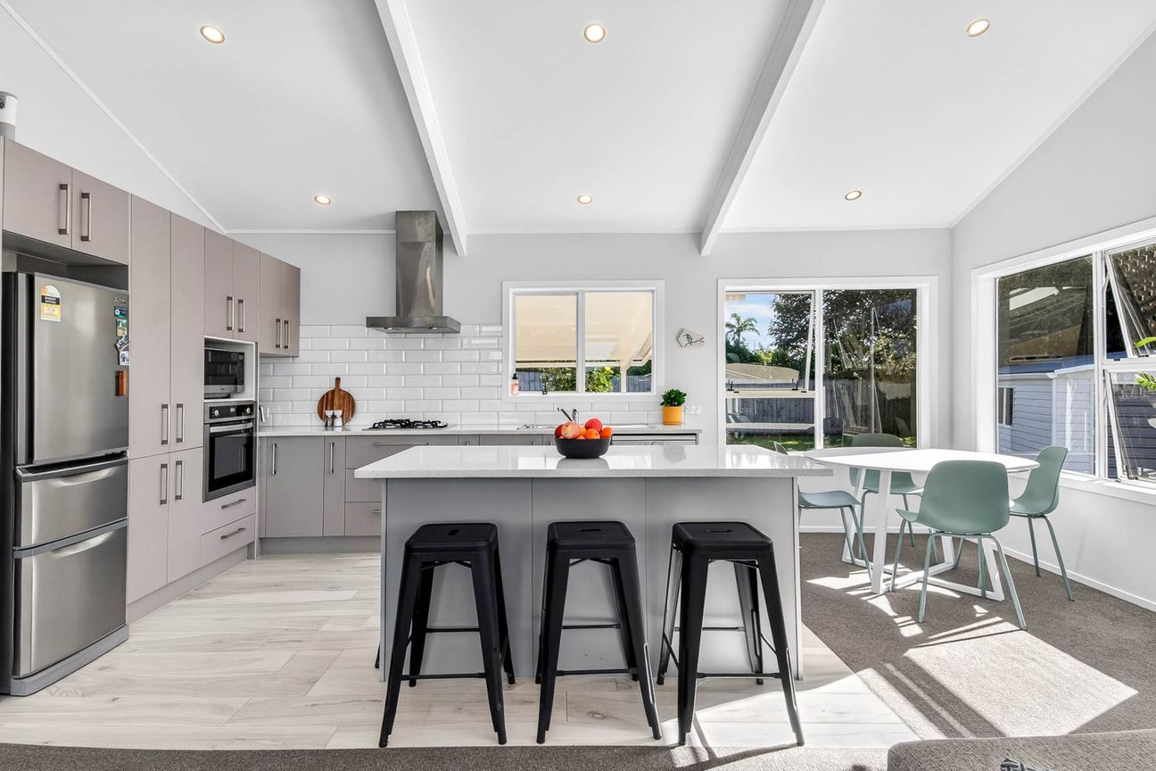 Stylish Reinga Road Gem - Fler