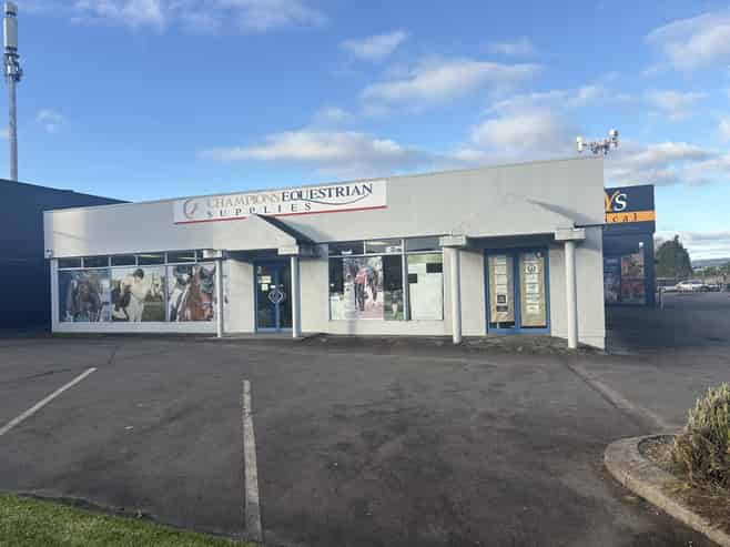 Main road retail/offices + storage
