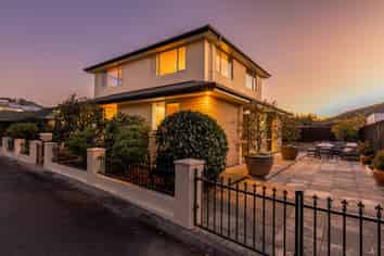 1 Cambria Gardens, The Wood