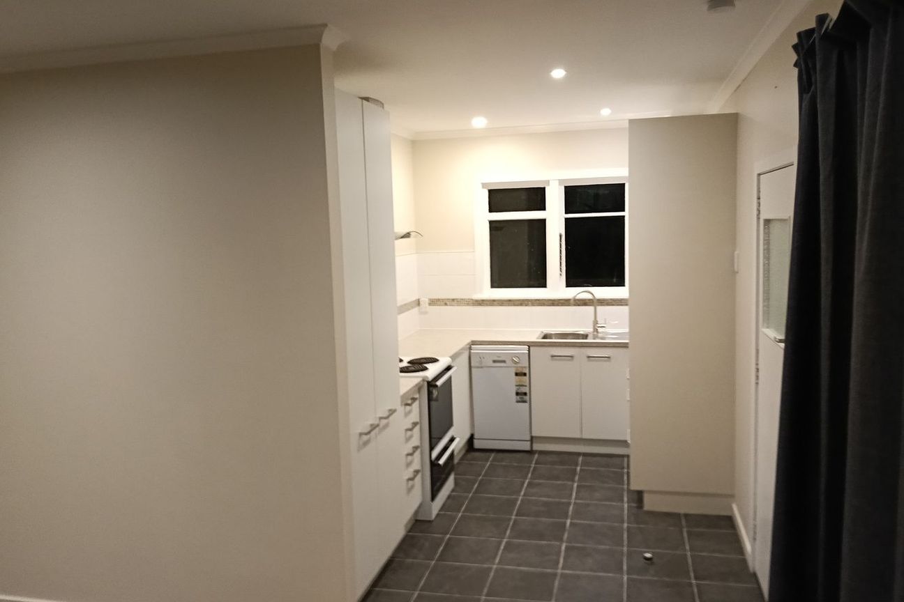 Warm 3-Bedroom Home in Central Allenton - Vista 2