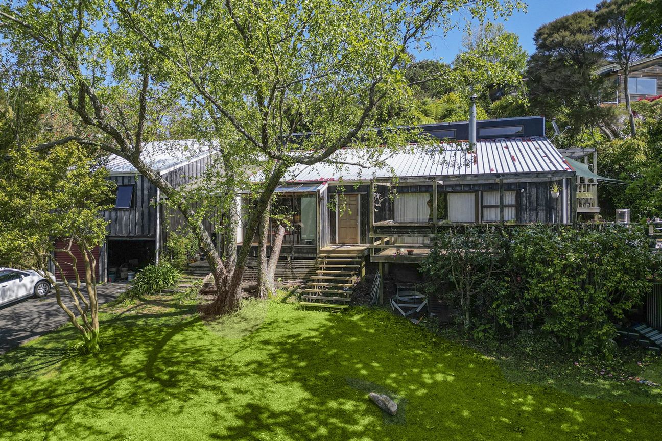 3,349sqm - RC - walk to beach and Rangitoto zoned - Fler