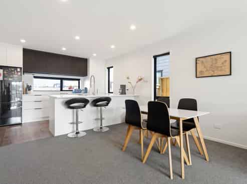 84 Jacks Landing Drive, Hamilton Lake