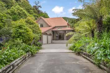 5 Lady Bell Grove, Lowry Bay