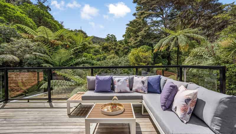 5 Lady Bell Grove, Lowry Bay