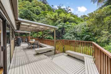 5 Lady Bell Grove, Lowry Bay