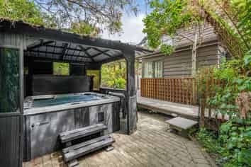 5 Lady Bell Grove, Lowry Bay