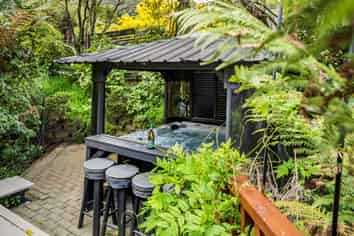 5 Lady Bell Grove, Lowry Bay