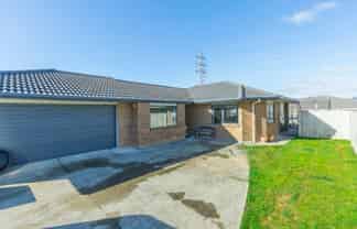 14 Percy Kinsman Crescent, Riverstone Terraces