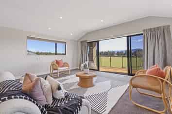 102 Glews Road, Cust