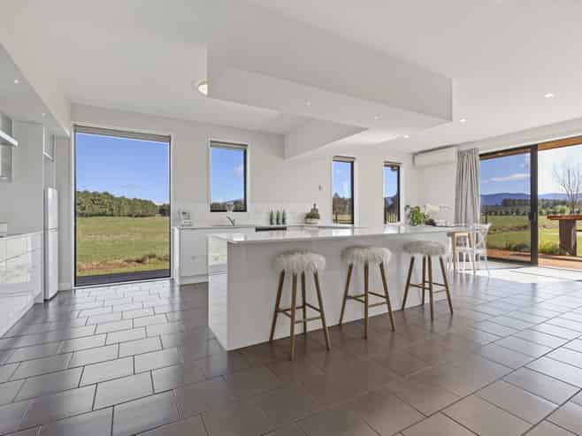 102 Glews Road, Cust