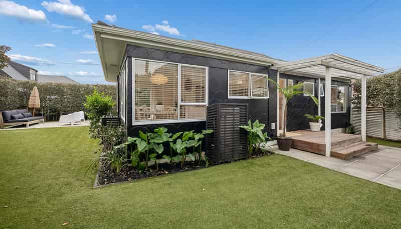 2/7 Hanlon Crescent, Devonport