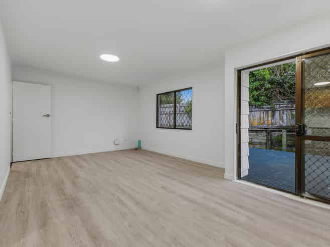 2/9 Maplesden Drive, Clendon Park