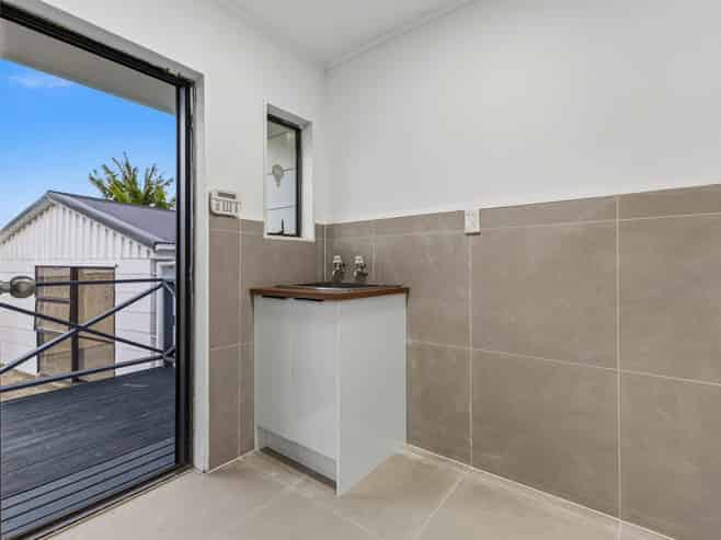 2/9 Maplesden Drive, Clendon Park