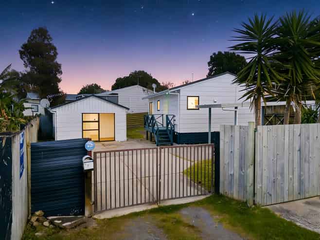 2/9 Maplesden Drive, Clendon Park