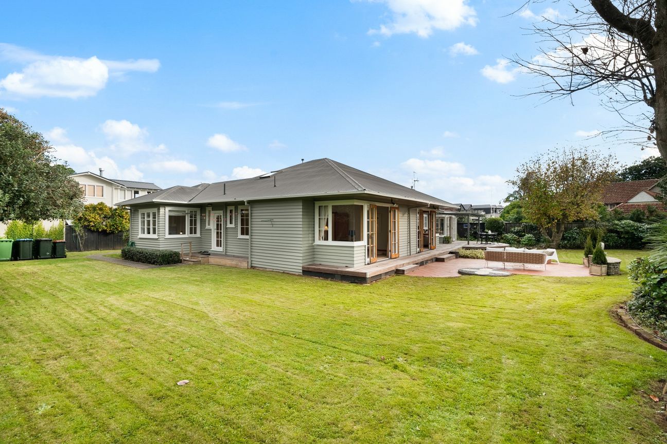 Freehold family home, priced to sell 400k under CV – pohled 5