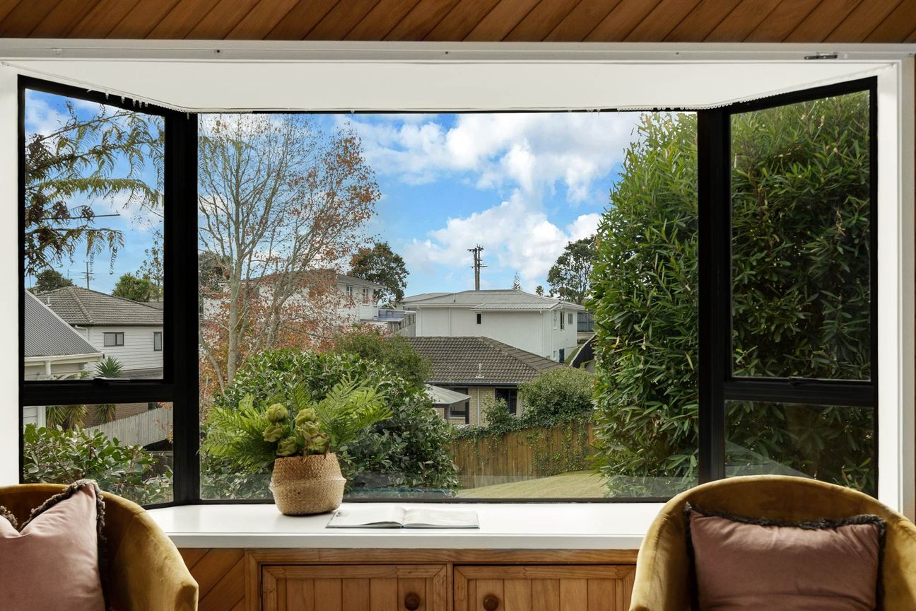 Classic Kiwi Living with Space, Views & Potential - Widok 3