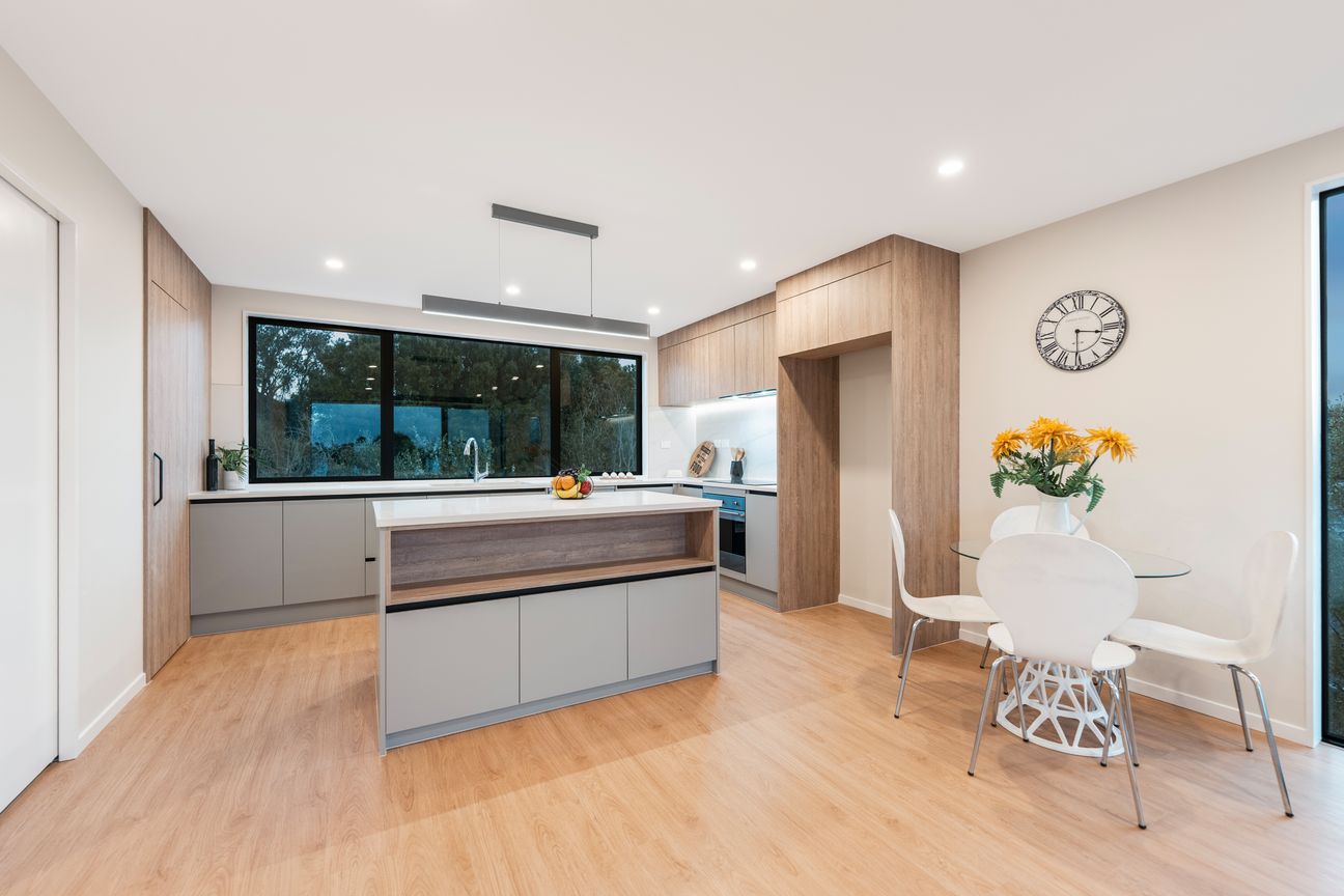 Modern Family Living Across Three Levels - Więcej