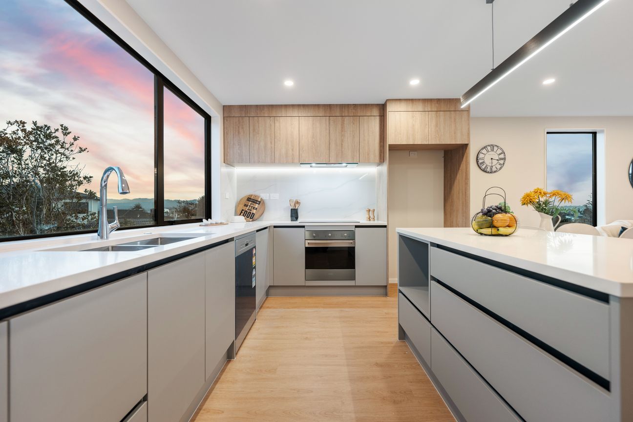 Modern Family Living Across Three Levels - Widok 3