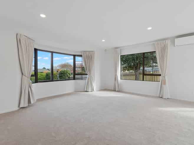 73 Mirrabooka Avenue, Botany Downs