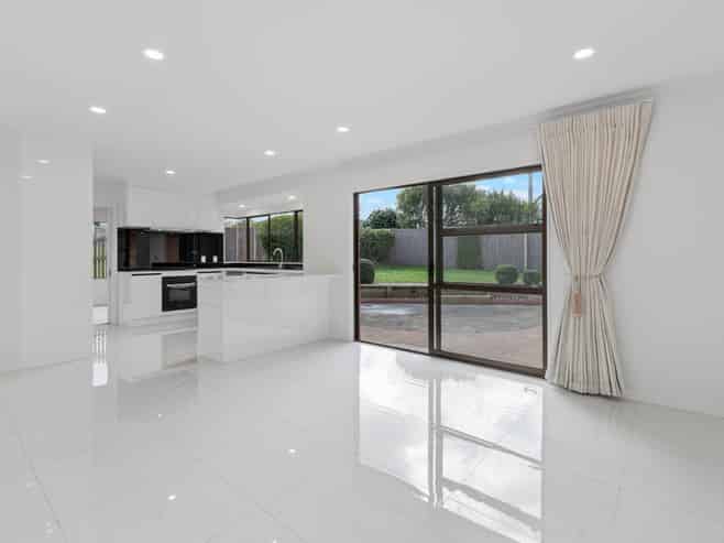 73 Mirrabooka Avenue, Botany Downs