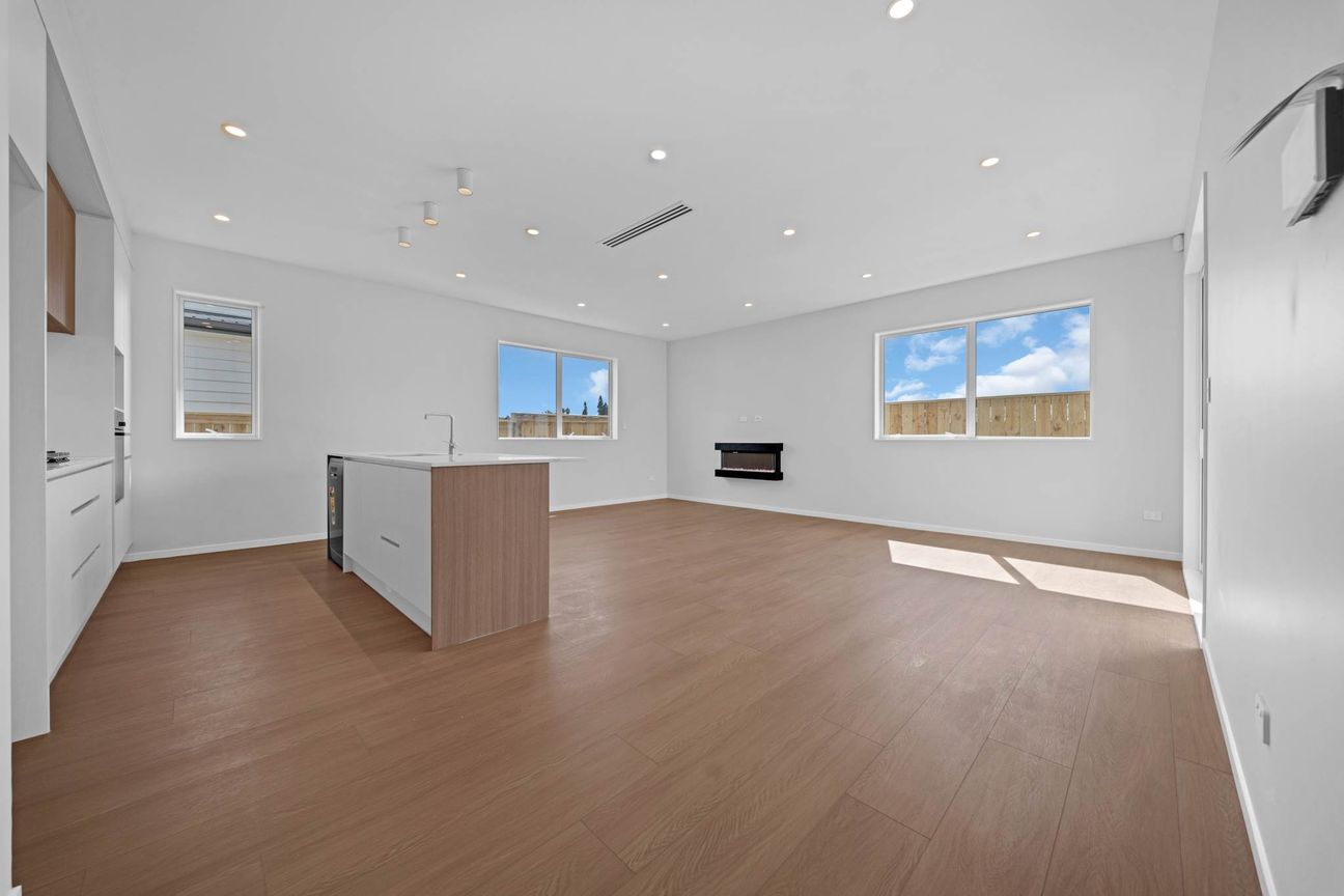 Brand New 5-Bedroom Single-Level Home - Vaade 3