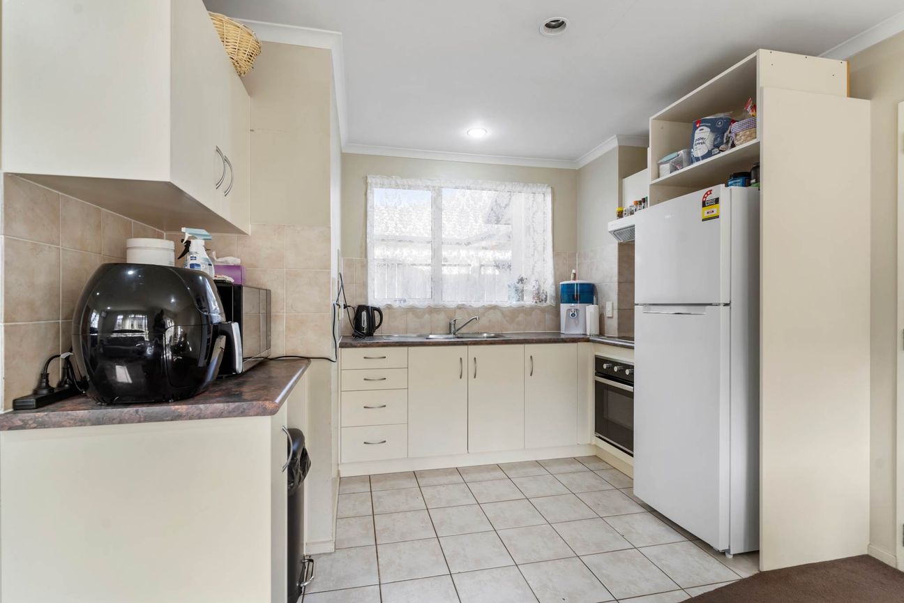 Home & Income Opportunity on a Prime Corner Site - Mehr