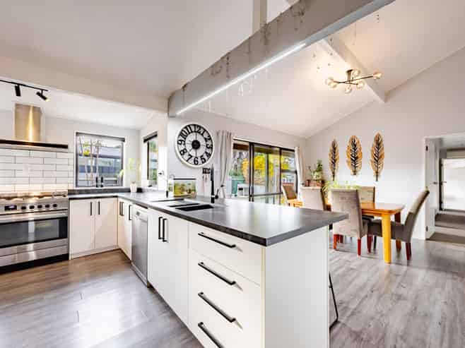 402 Park Road South, Akina