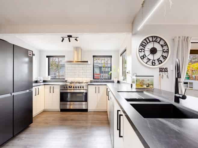 402 Park Road South, Akina
