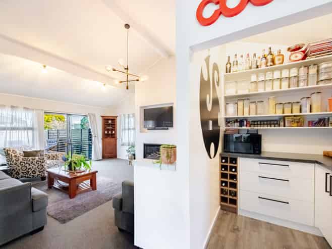 402 Park Road South, Akina