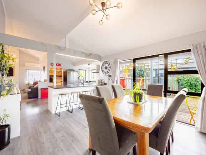 402 Park Road South, Akina