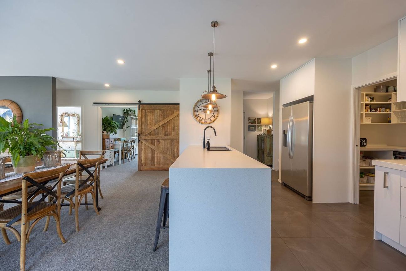 Modern Family Living with Homestay Opportunity - Mehr