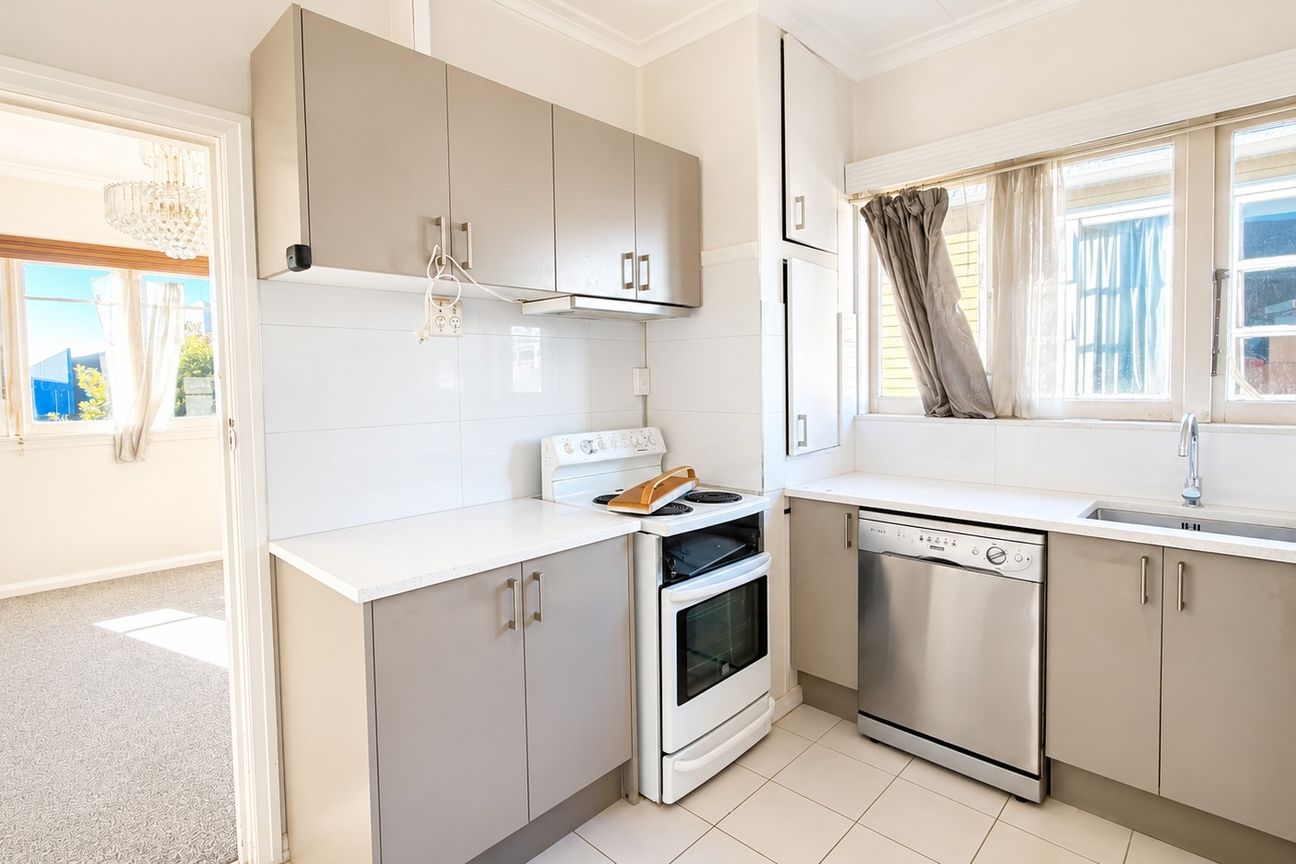 Three-Bedroom Home on Wolverton Road - Więcej
