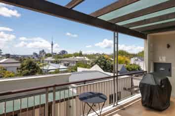 CHARACTER PONSONBY OFFICE WITH FIVE CAR PARKS

