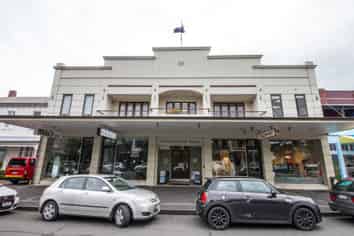 CHARACTER PONSONBY OFFICE WITH FIVE CAR PARKS
