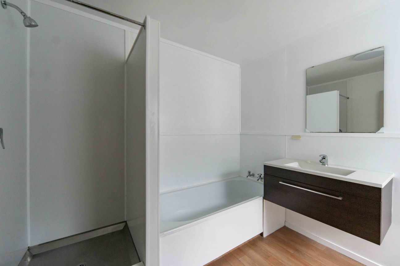 Tidy Upstairs 2-Bedroom Apartment in a Prime Hamilton Location - Widok 5