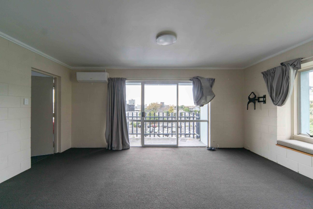 Tidy Upstairs 2-Bedroom Apartment in a Prime Hamilton Location - Widok 4