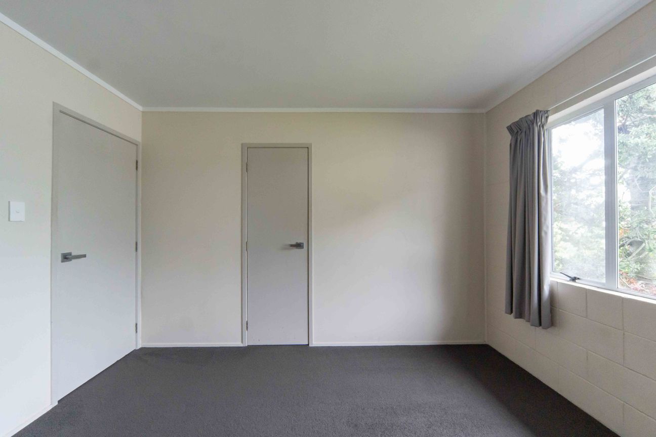Tidy Upstairs 2-Bedroom Apartment in a Prime Hamilton Location - Więcej