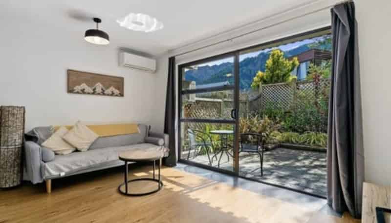 2/42 Hallenstein Street, Queenstown
