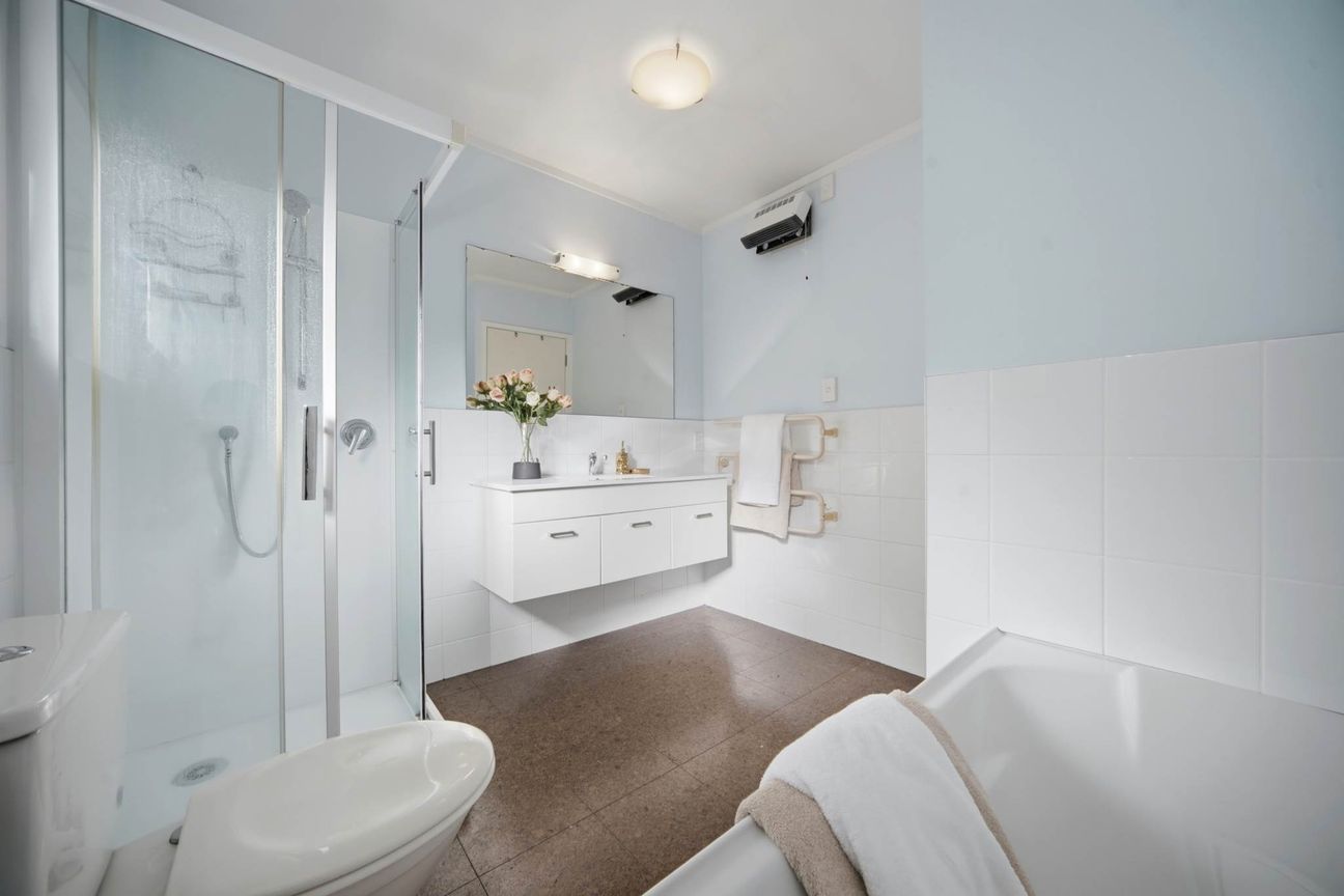 Modern 3-Bed with Expansive Backyard - Mehr
