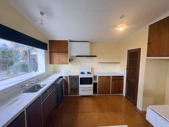 212 Sunnybank Crescent, Camberley