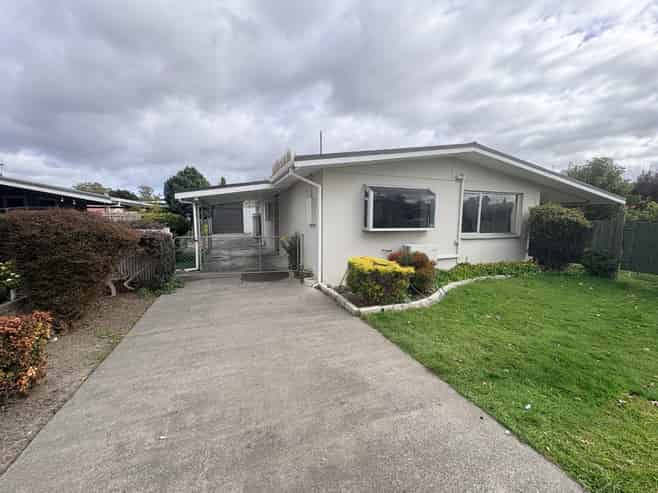 212 Sunnybank Crescent, Camberley