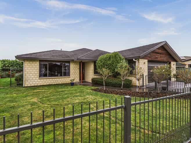 15 Delta Mews Place, Clive