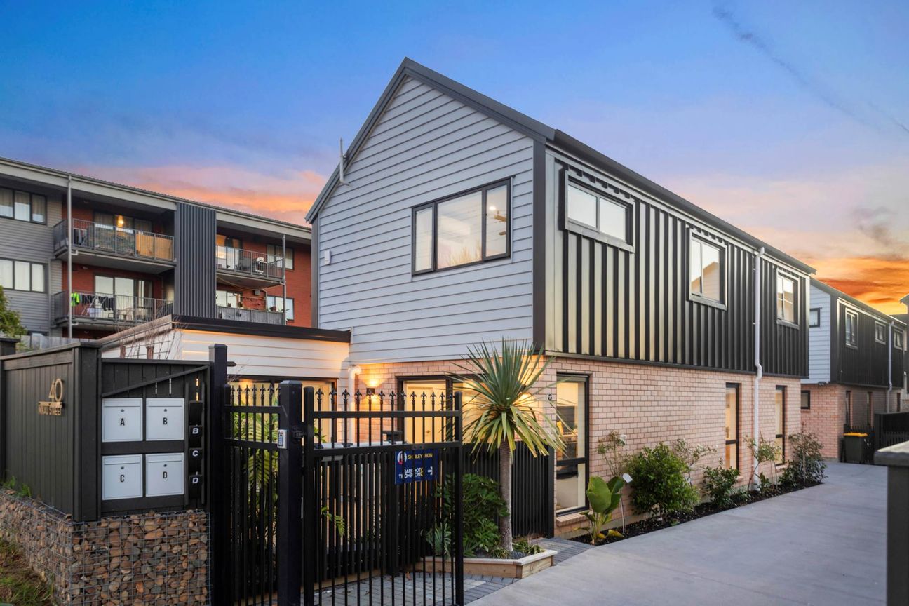 Luxury Style, Standalone & Freehold Living Bliss!! - Veduta 2