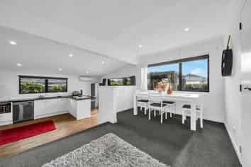 12 Sunlands Drive, Manurewa