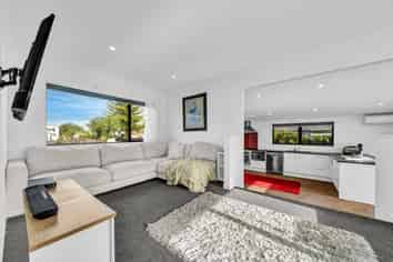 12 Sunlands Drive, Manurewa